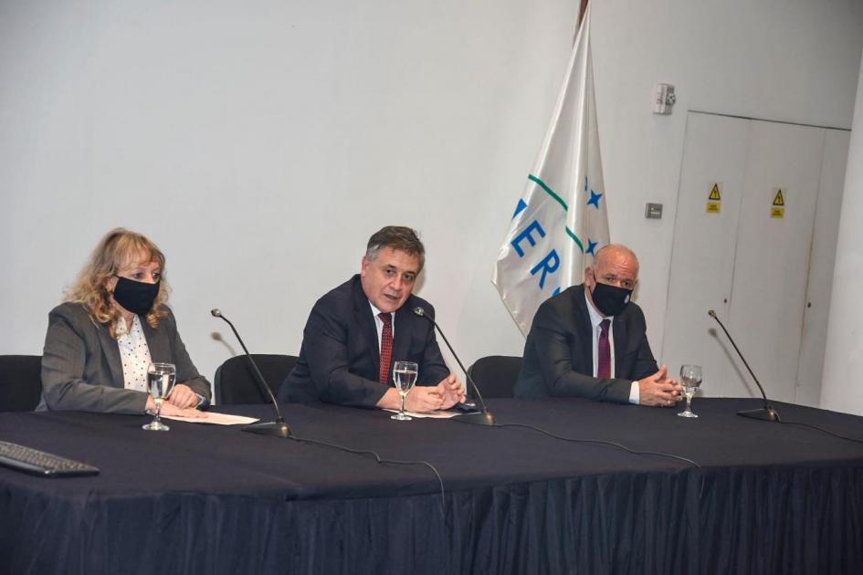 El ministro Omar Paganini hace uso de la palabra junto al subsecretario Verri y la presidenta de UTE