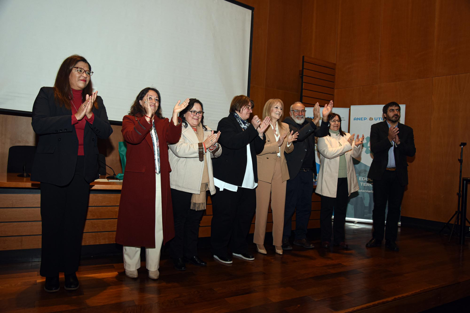 Final de la apertura del evento Autoridades aplauden de pie