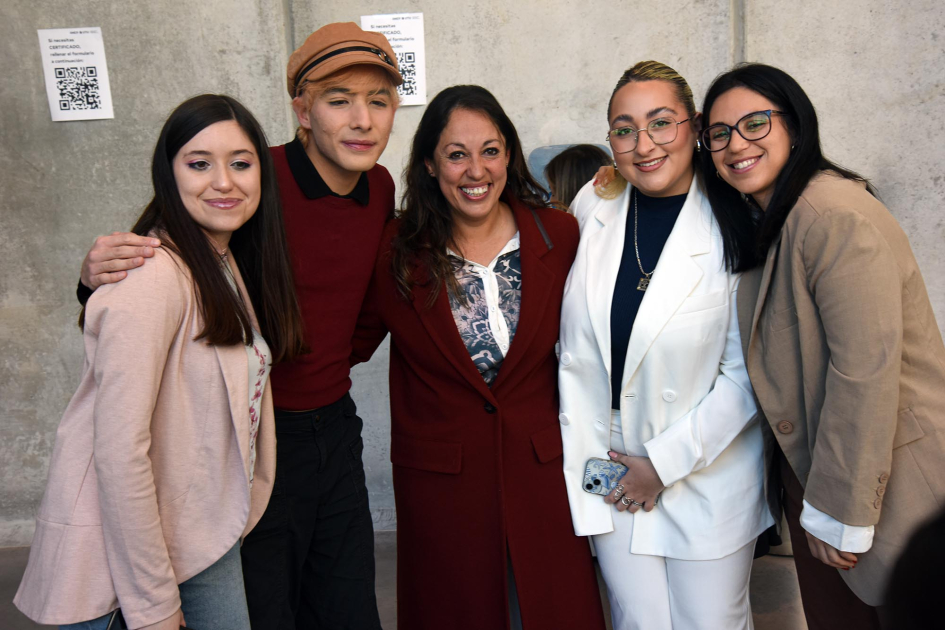 La ministra Fernanda Cardona dialogó con estudiantes de UTU Ministra Cardona, de pie junto a jóvenes
