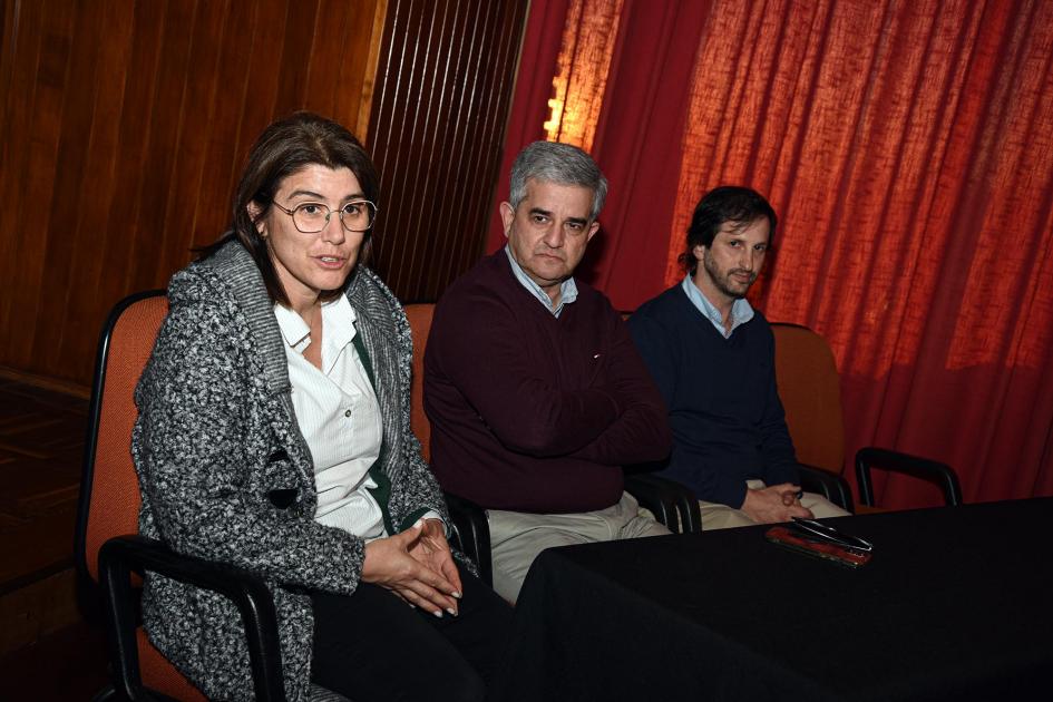 Diversas instituciones integran el grupo que elaboró la hoja de ruta forestal-maderera Dos hombres y una mujer, sentados, exponen ante el público