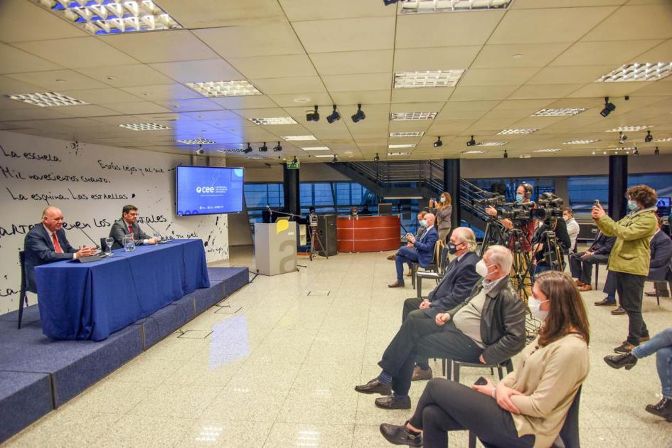 Presentación de los CEE en la sala Idea Vilariño; hablan Verri y Cantero y se ve público 