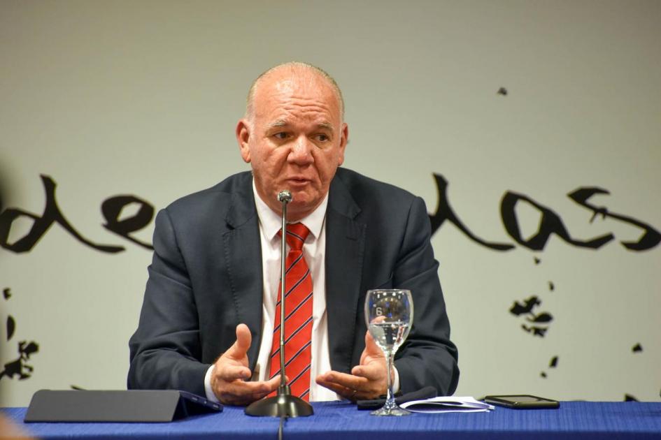 El subsecretario Walter Verri hace uso de la palabra.