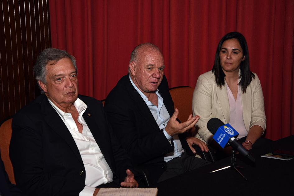 Las autoridades dialogaron con actores de todo el sector en el lanzamiento de su hoja de ruta Verri junto al ministro Mattos y una mujer; él habla en mesa de autoridades