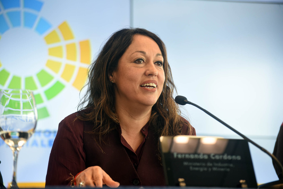 Ministra Fernanda Cardona Cardona habla con un micrófono