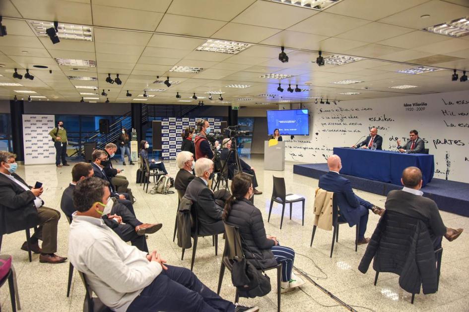 Público y, en el fondo, la mesa de autoridades.