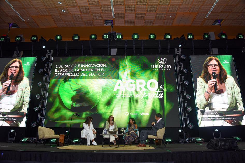 El panel de Agro en Punta en el que participó la ministra se centró en las mujeres innovadoras Ministra habla, junto a dos mujeres y un hombre, sentada en un sillón; detrás, gran pantalla