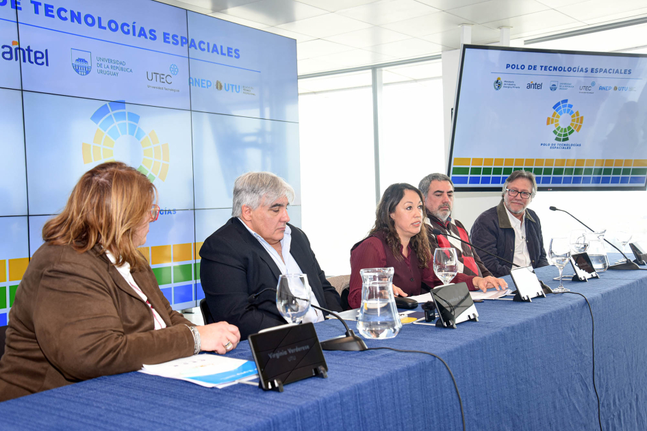 Autoridades de UTU, Antel, el MIEM, la Udelar y la UTEC Autoridades, sentadas en mesa
