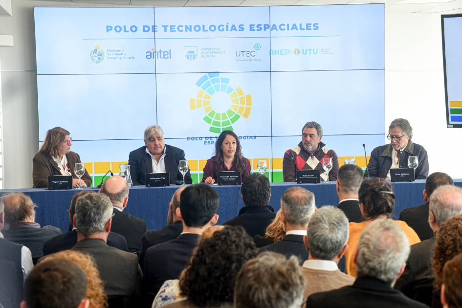 Lanzamiento del PTE Al fondo, mesa de autoridades; más cerca, público