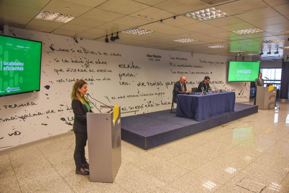 Verri y Cantero en la mesa de autoridades; a su izquierda, la maestra de ceremonias.