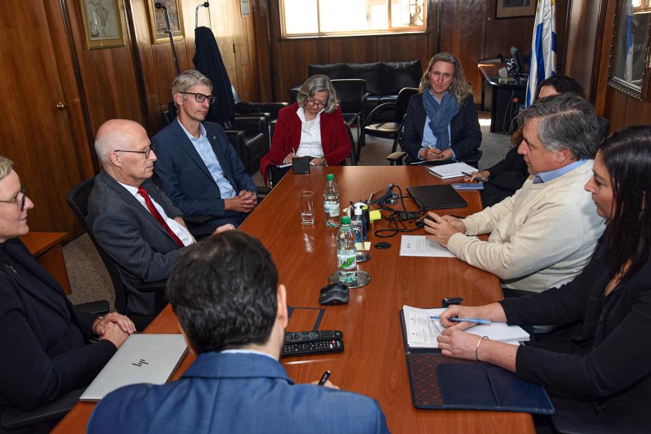 Alrededor de una mesa de madera, se encuentran Paganini, su equipo y la delegación alemana