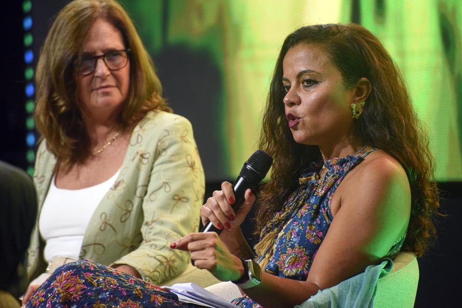 Renata Bueno Miranda, asesora de Relaciones Internacionales en Embrapa (Brasil) Ministra mira a panelista; están sentadas en sillones