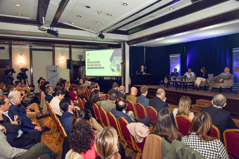 Panel expositor y público presente.