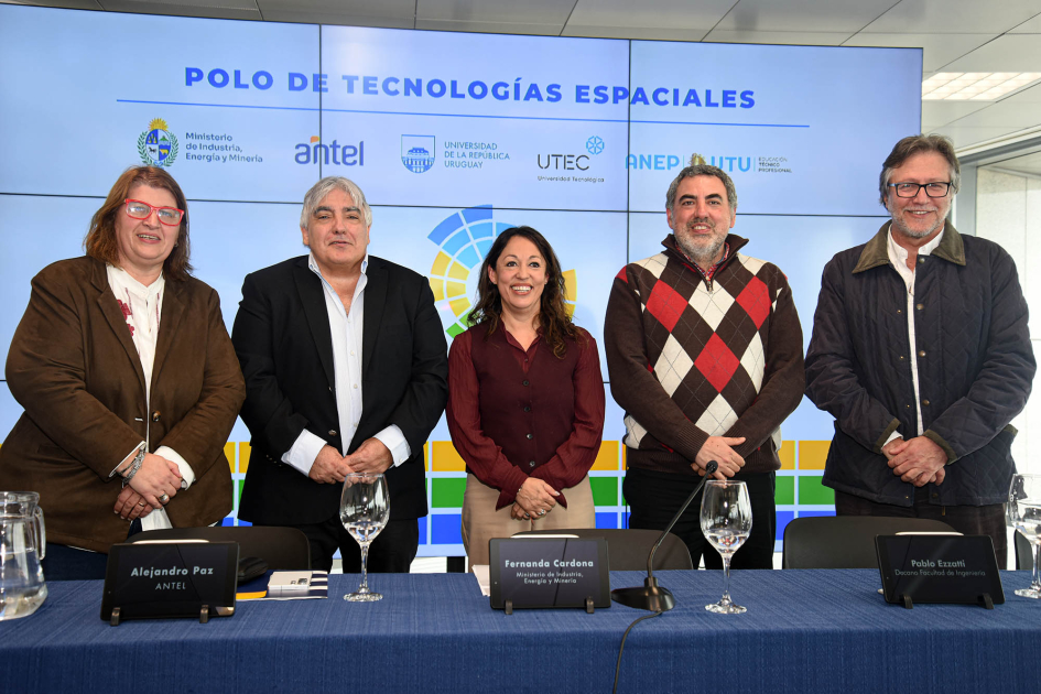 Autoridades de UTU, Antel, el MIEM, la Udelar y la UTEC Autoridades, de pie; detrás, pantalla