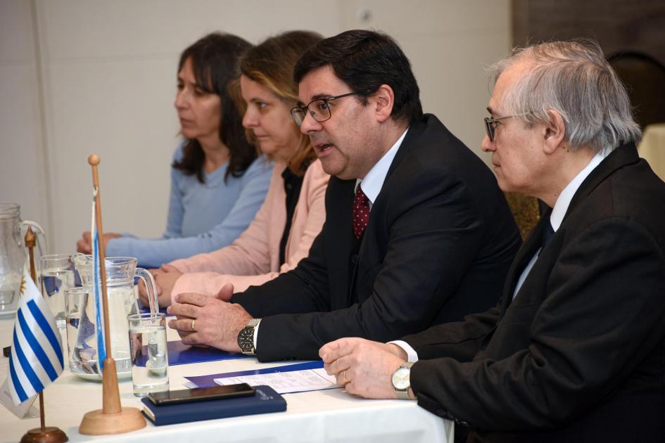 Mesa de autoridades (dos hombres y dos mujeres); habla el director Cantero