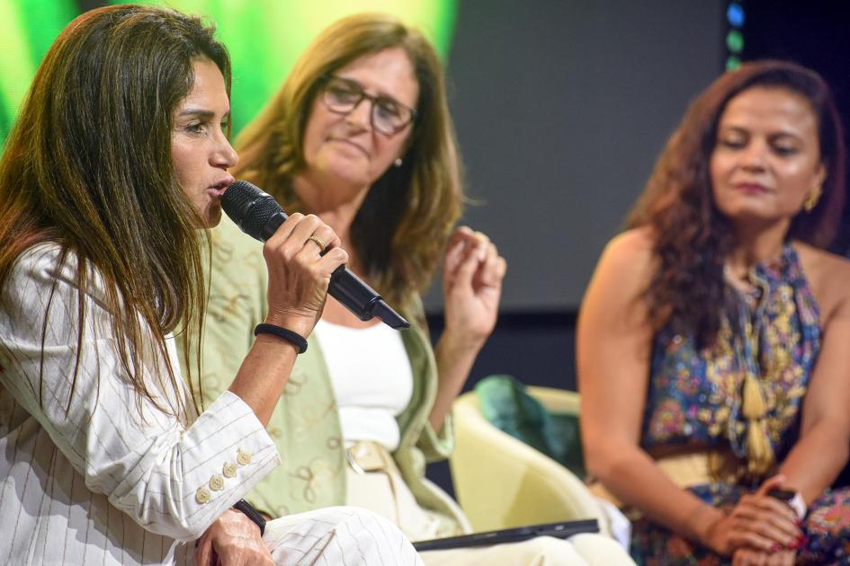 Directora del Frigorífico Las Moras, Elizabeth Misa Ministra mira a panelista mientras habla; a su izquierda, otra panelista, todas sentadas