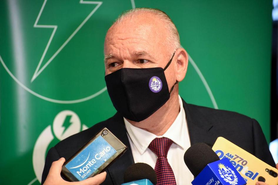El ministro (I) Walter Verri dialoga con la prensa. El ministro (I) Verri dialoga con la prensa; detrás hay un banner verde de Eficiencia Energética