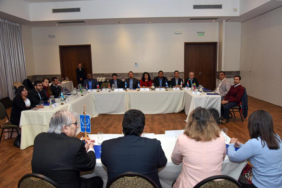 Después de la apertura, los participantes tendrían días con sesiones de trabajo De espalda, mesa de autoridades; delante se ven las mesas con los participantes