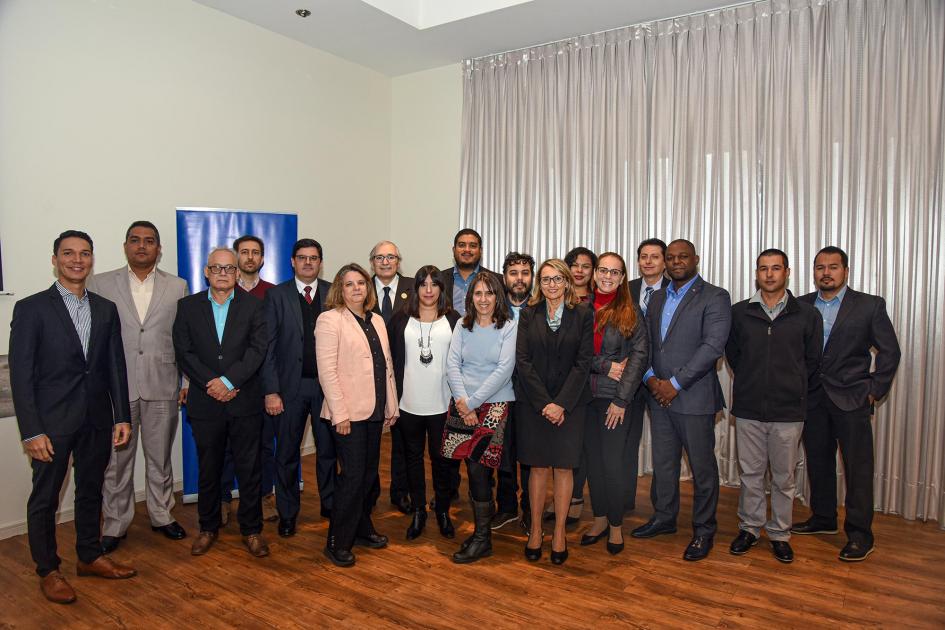 Foto de los participantes y las autoridades Todos los participantes posan en una foto grupal