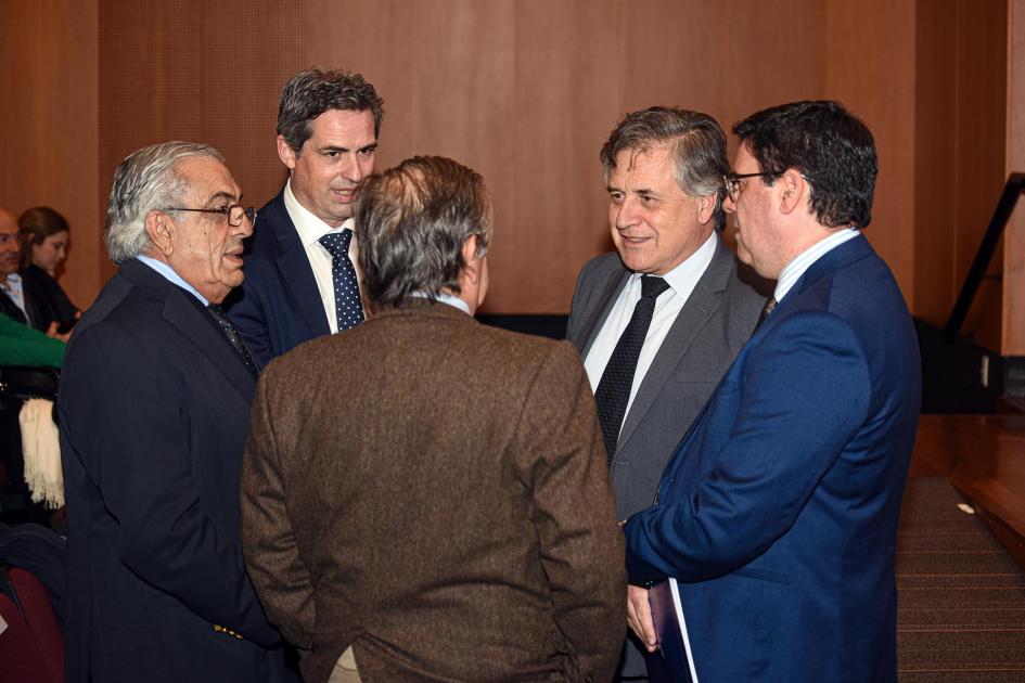 Autoridades dialogan antes del evento Paganini y cantero dialogan con tres personas más