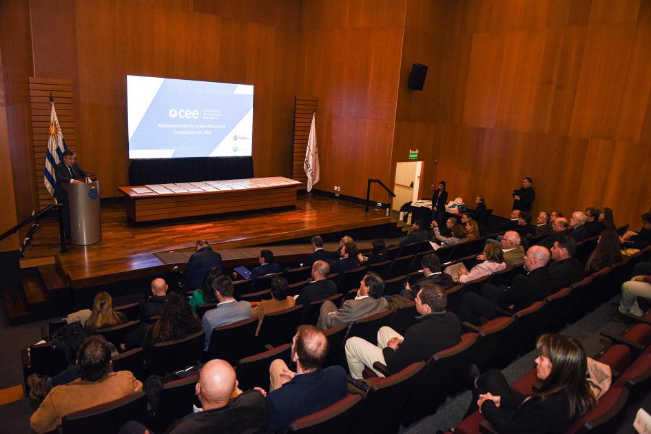 El evento fue un homenaje institucional para 82 beneficiarios de los CEE Público y autoridad vistos de arriba