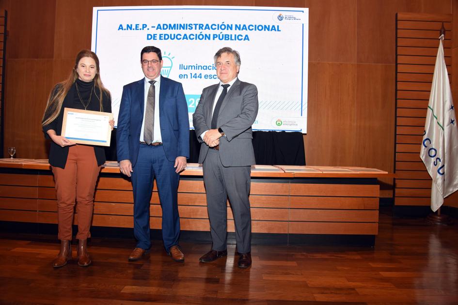 Representante de ANEP recibe su diploma Una mujer muestra su diploma junto a Paganini y Cantero
