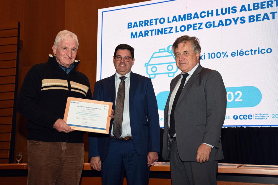 Representante de Luis Alberto Barreto muestra su diploma, también perteneciente a Gladys Martínez Un hombre muestra su diploma junto a Paganini y Cantero