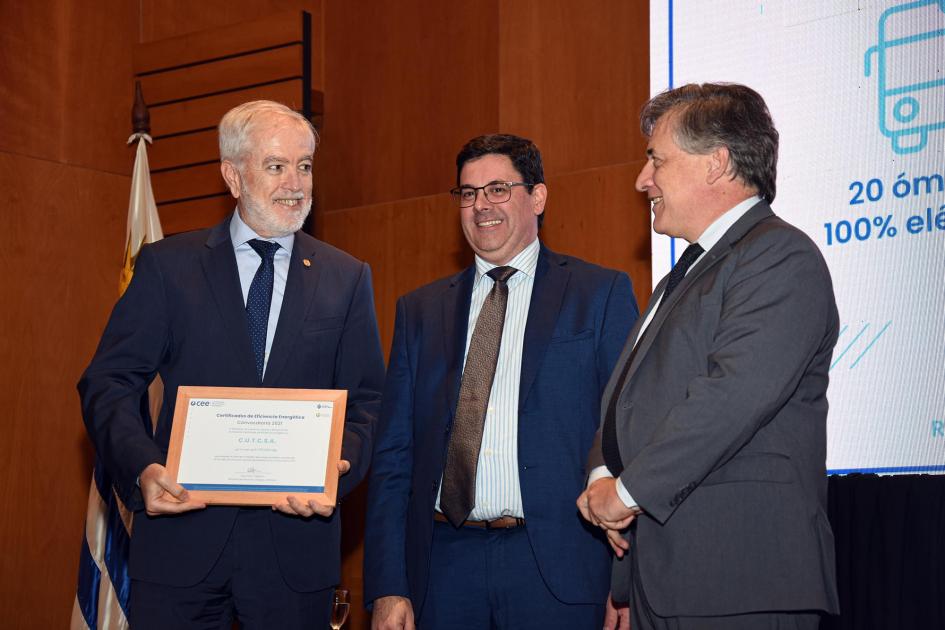 Representante de Cutcsa recibe su diploma Un hombre muestra su diploma junto a Paganini y Cantero