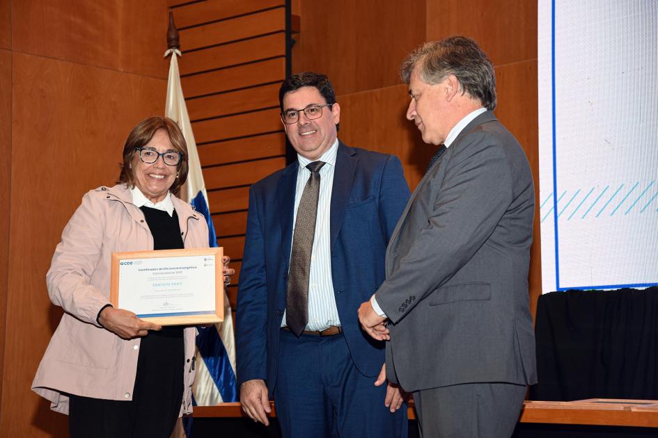 Representante de Edificio Eray muestra su diploma Una mujer muestra su diploma junto a Paganini y Cantero