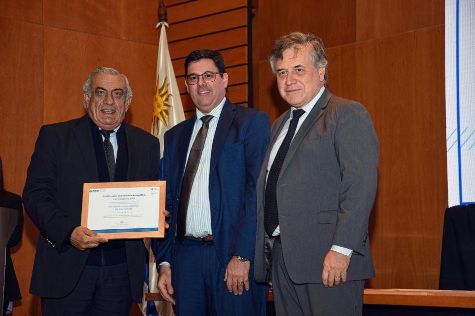 El intendente Omar Lafluf recibe el diploma del organismo que representa (Intendencia de Río Negro) Un hombre muestra su diploma junto a Paganini y Cantero