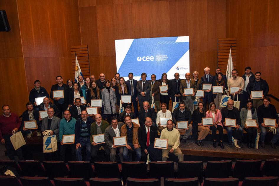 Foto de todos los representantes reconocidos y de las autoridades sobre el escenario