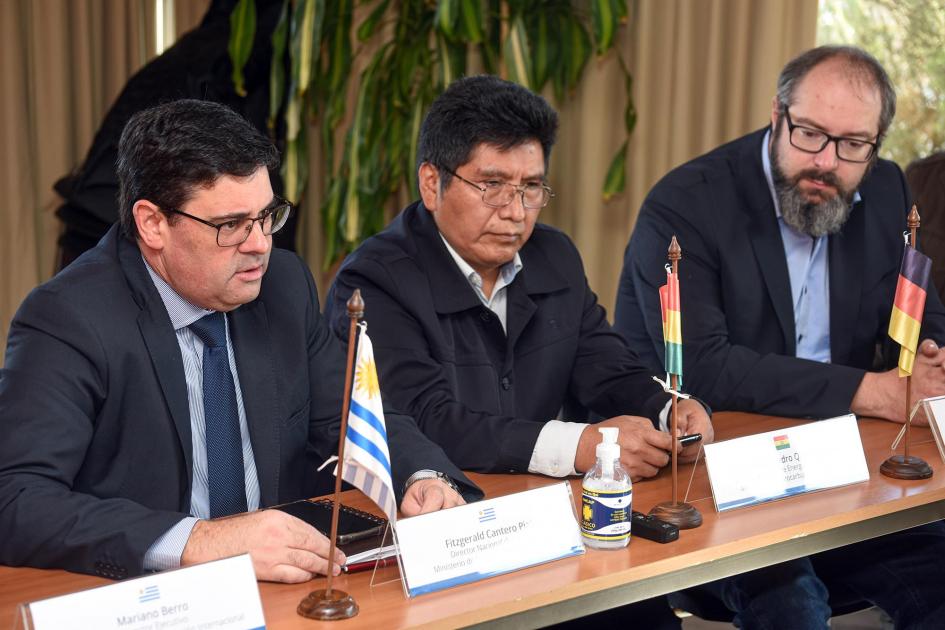 Director Fitzgerald Cantero Mesa de autoridades; detrás hay una planta