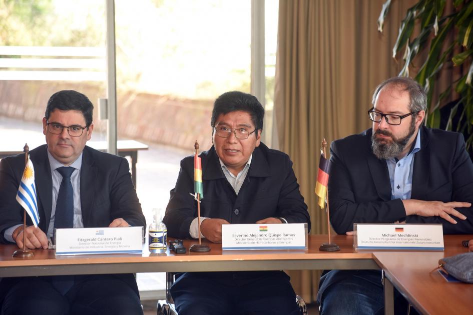 Director general de Energías Alternativas de Bolivia, Severino Quispe Mesa de autoridades; detrás hay vidrios, cortinas y una planta