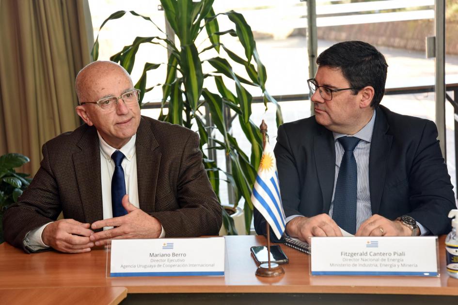 Director ejecutivo de AUCI, Mariano Berro Director Berro junto al director Cantero; detrás hay una planta
