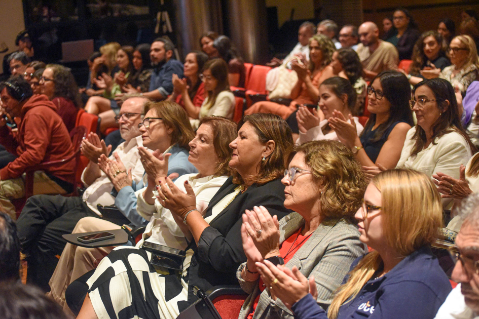 Conversatorio de UTE por el Día Internacional de la Mujer 2026 Público aplaude, sentado