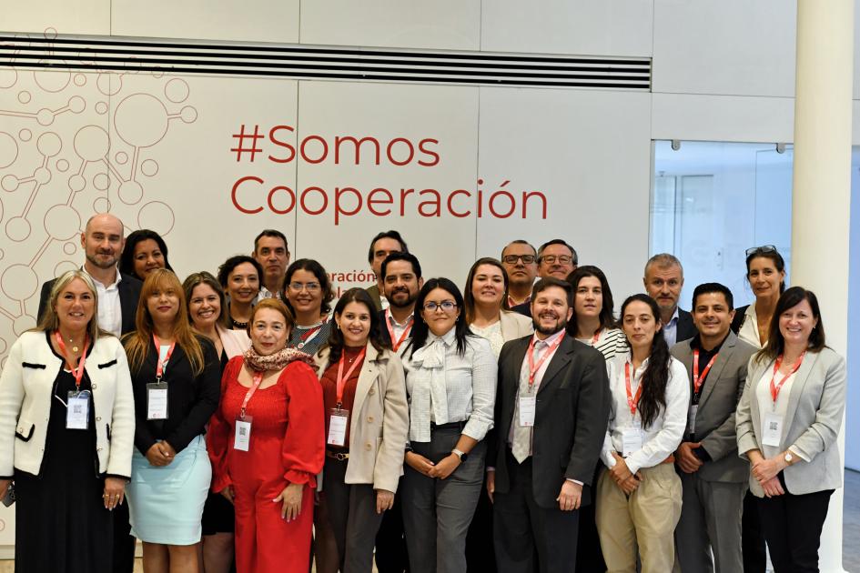 Seminario regional sobre propiedad industrial y pymes Grupo de personas participantes del seminario, de pie
