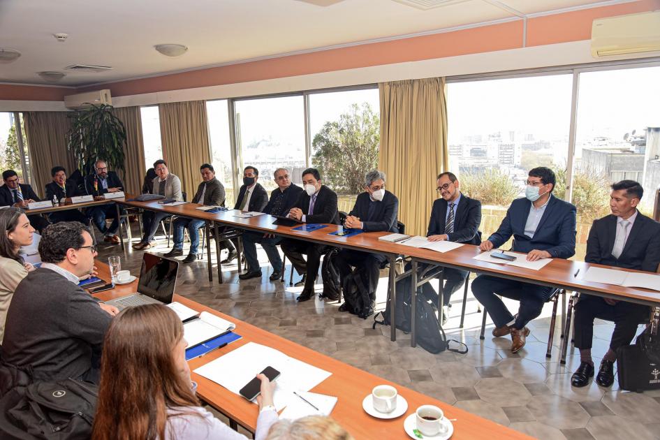 La actividad contó con el apoyo de Alemania, en coordinación con AUCI Delegaciones, vistas desde una mesa lateral; de frente se ven grandes ventanales