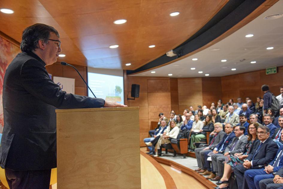 Julio Fernández, rector de la Universidad Católica del Uruguay De perfil, el rector Fernández, desde un atril; a la derecha, el público