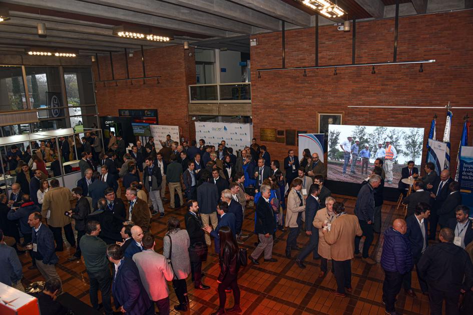 Gente, en un gran salón, vista desde arriba