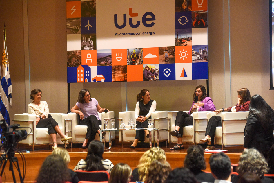 Conversatorio de UTE por el Día Internacional de la Mujer 2026 Panelistas, sentadas; más cerca, público