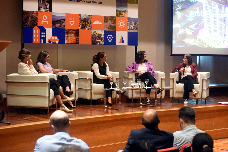Conversatorio de UTE por el Día Internacional de la Mujer 2026 Panelistas, sentadas; más cerca, público