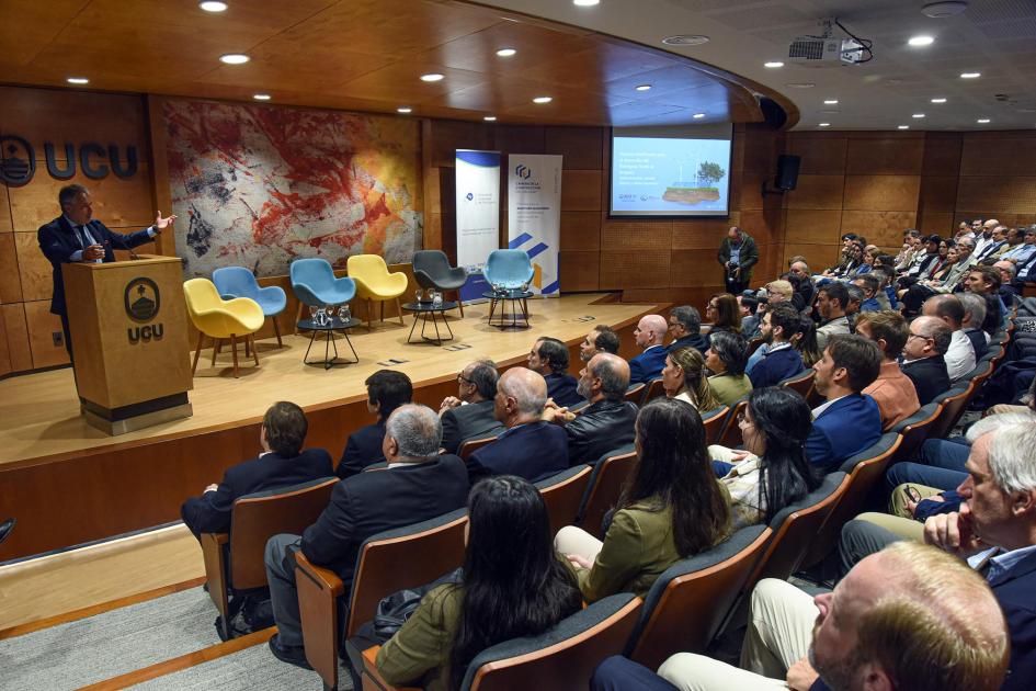 Alejandro Ruibal, presidente de la Cámara de la Construcción del Uruguay Al fondo, Ruibal habla desde un atril; más cerca, el público, de espaldas