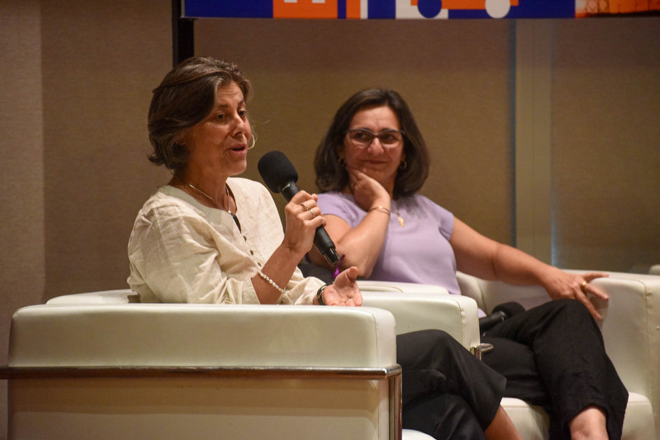 Conversatorio de UTE por el Día Internacional de la Mujer 2026 Dos panelistas, sentadas