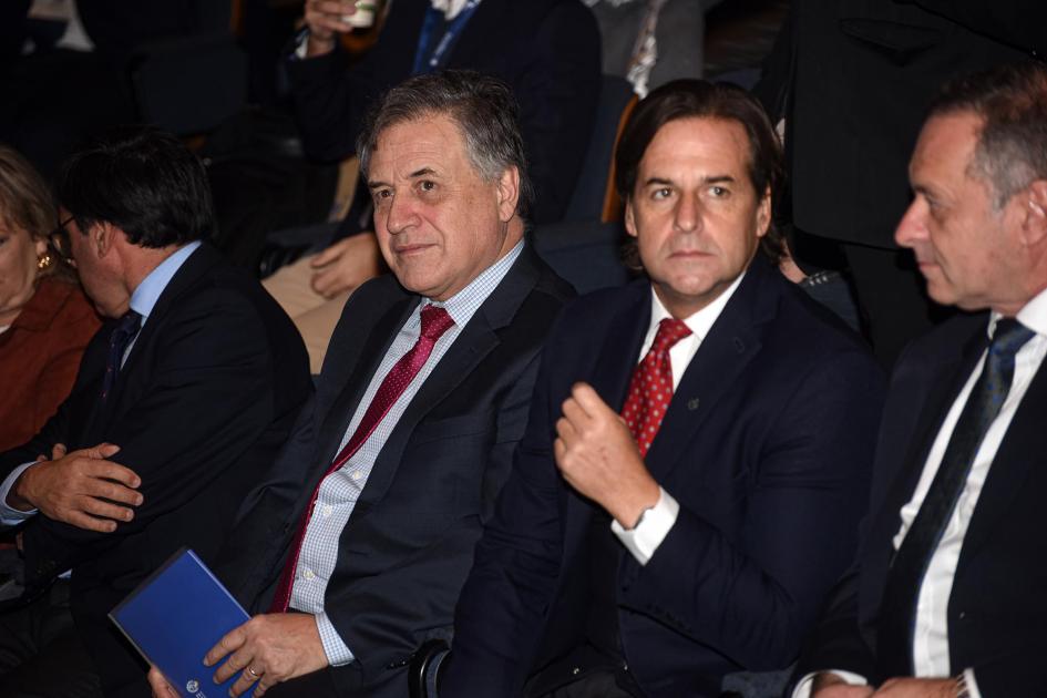 Presidente Luis Lacalle Pou; secretario de Presidencia, Álvaro Delgado; ministro Omar Paganini Primera fila del evento: Paganini está junto a Lacalle Pou, quien está junto a Álvaro Delgado