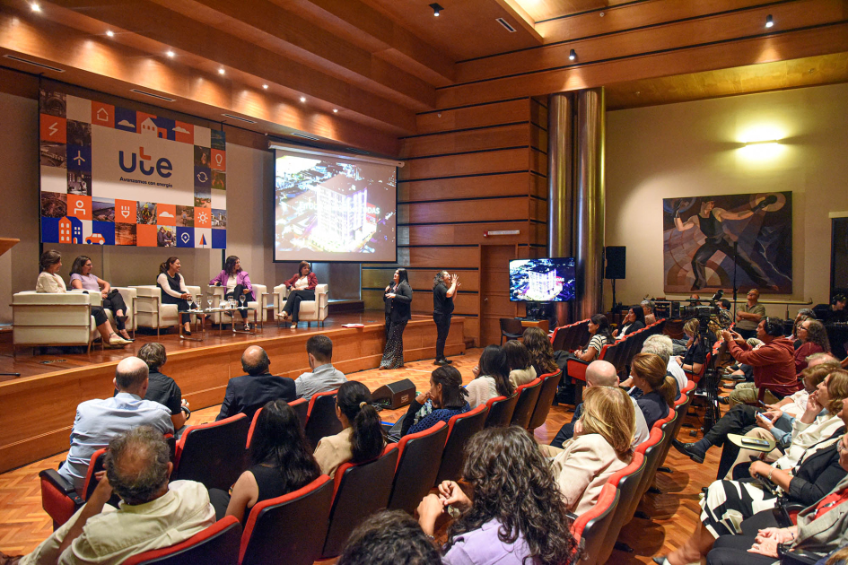 Conversatorio de UTE por el Día Internacional de la Mujer 2026 Sala con público; al fondo, panelistas