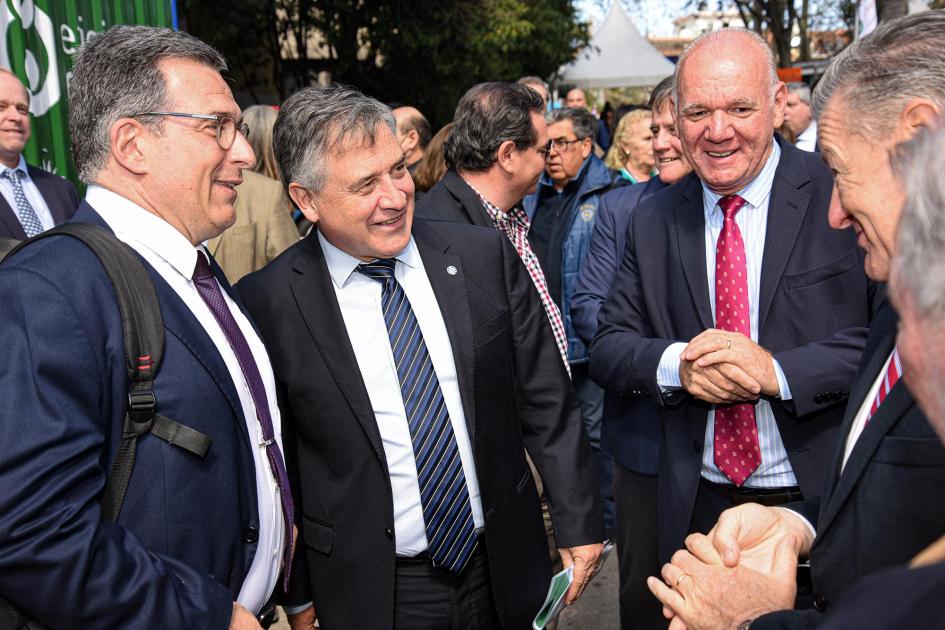 Autoridades en la inauguración del stand de Eficiencia Energética Autoridades dialogan sonriendo