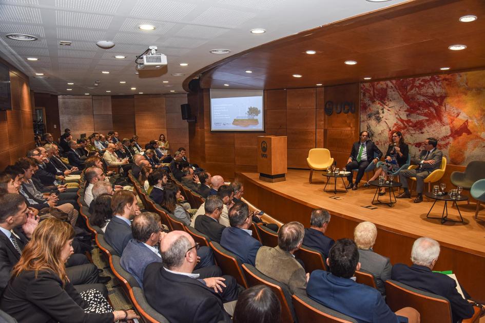 El evento se desarrolló en la Business School de la Universidad Católica del Uruguay Auditorio de la Business Scholl de UCU: más cerca, el público; al fondo, panel de autoridades