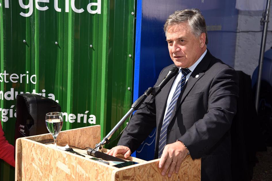 Ministro Omar Paganini Ministro Paganini habla desde un atril