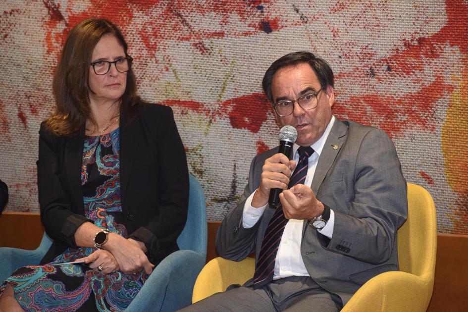 Ministro Robert Bouvier, junto a la ministra Elisa Facio Ministro Bouvier habla junto a la ministra Facio
