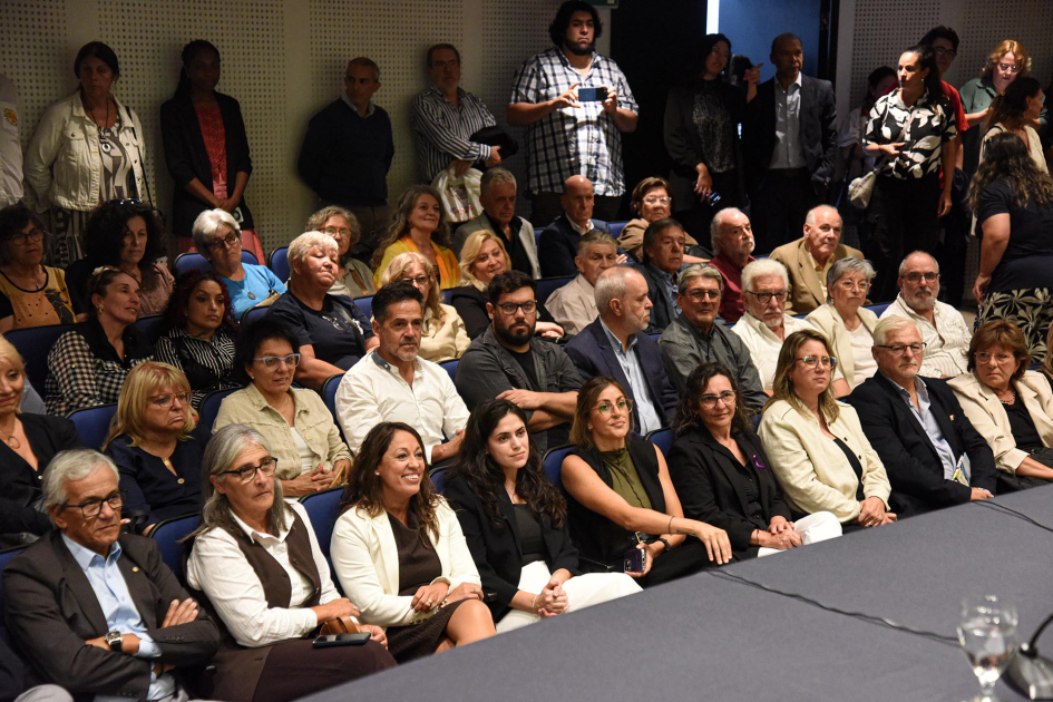 Autoridades participaron de la celebración por los 10 años de Incubacoop Personas, sentadas y, al fondo, de pie