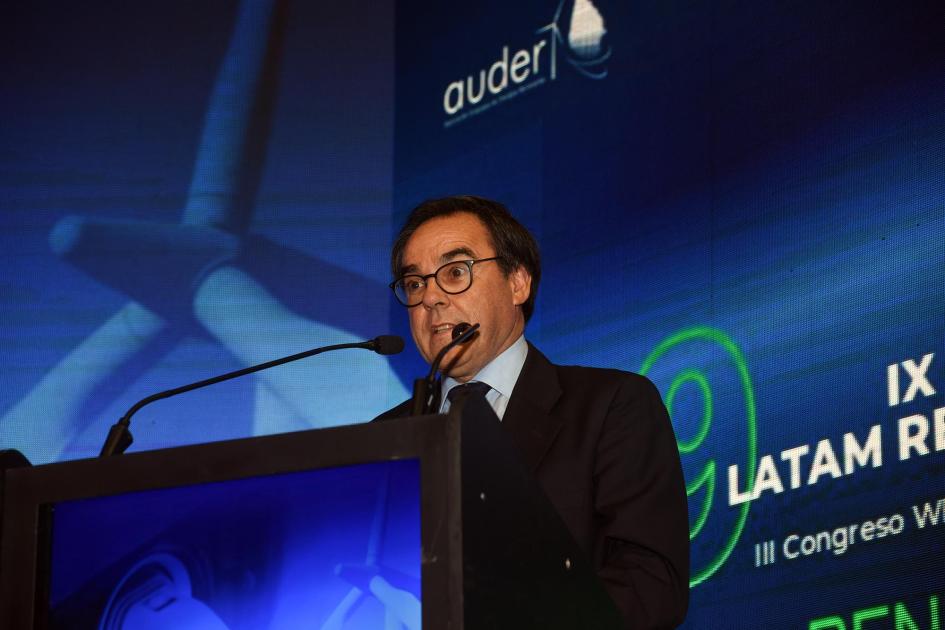 Ministro de Ambiente, Robert Bouvier Ministro Bouvier habla desde un atril